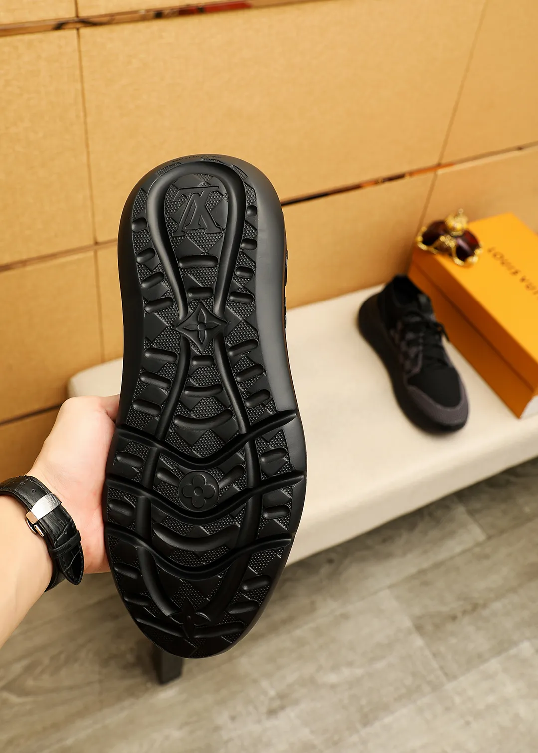Men's men's shoes 💰480💐 Louis Vuitton Louis Vuitton 2025 new four-season lace-up series! The complex fly-knitting process for shoe uppers is now on the market. The counter has LV shape embossed stitching with original patterns, original raw materials, fabrics, and original fly-knitting! The inside is original and customized! 1:1 outsole mold opening! Foam outsole! 38-44 (45 customized)